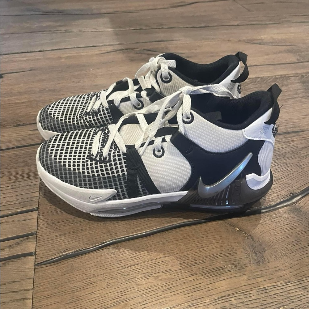 Youth Nike LeBron Witness vii Basketball Shoes